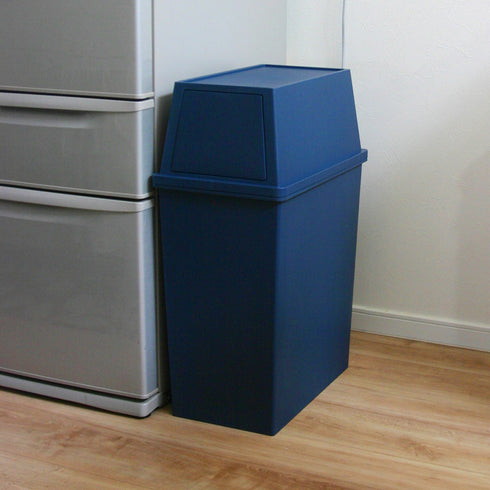 【シックに馴染むナイトブルー】
家具の隣やちょっとした隙間にすっきり収まり、ナイトブルーの色合いがお部屋をスタイリッシュな空間へと変える、縦のスペースを有効活用できるフラップ式のゴミ箱です。